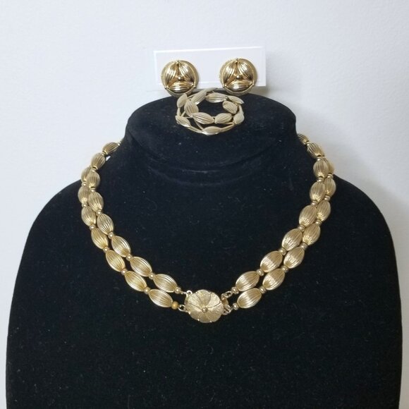 Vintage Goldtone Jewelry Set - Floral Necklace, Clip-on Earrings, Brooch - Picture 1 of 12